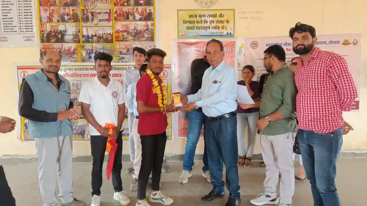 राष्ट्रीय सेवा योजना के 7 दिवसीय शिविर में सहभागिता कर लौटे कुशाल टाॅंक का कालेज में हुआ स्वागत सम्मान