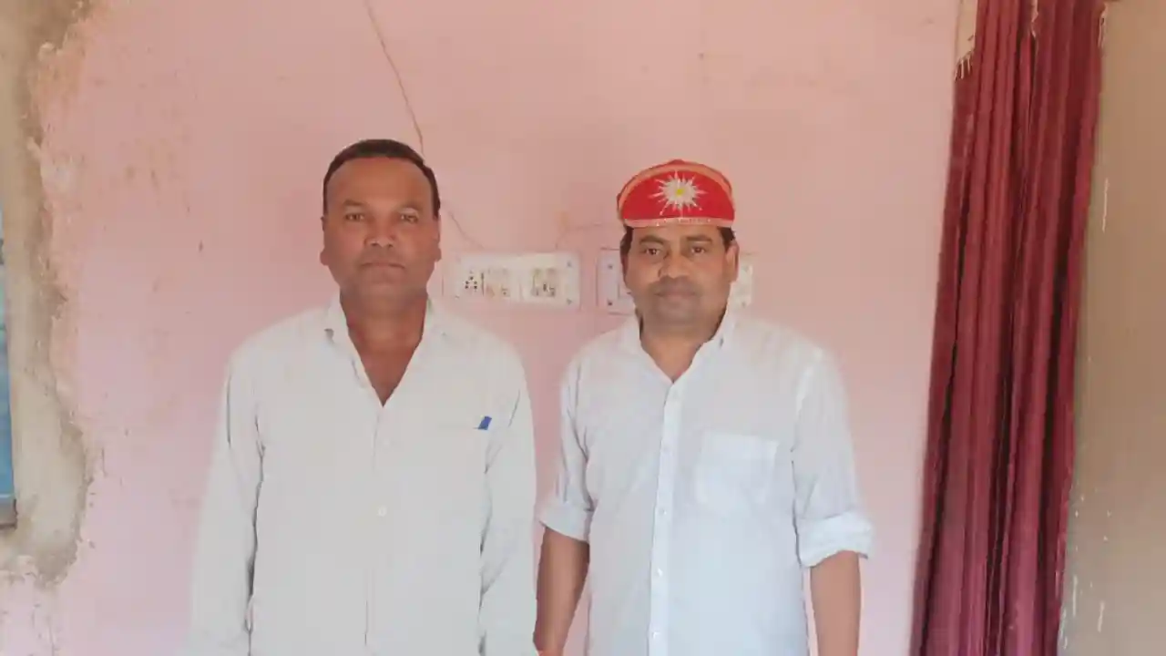 डॉक्टर जीवराज मीणा मूंगाणा गांव पहुंचने पर वरिष्ठ पत्रकार मोहनलाल मेघवाल ने मेवाड़ी पाग पहनाकर भव्य स्वागत किया