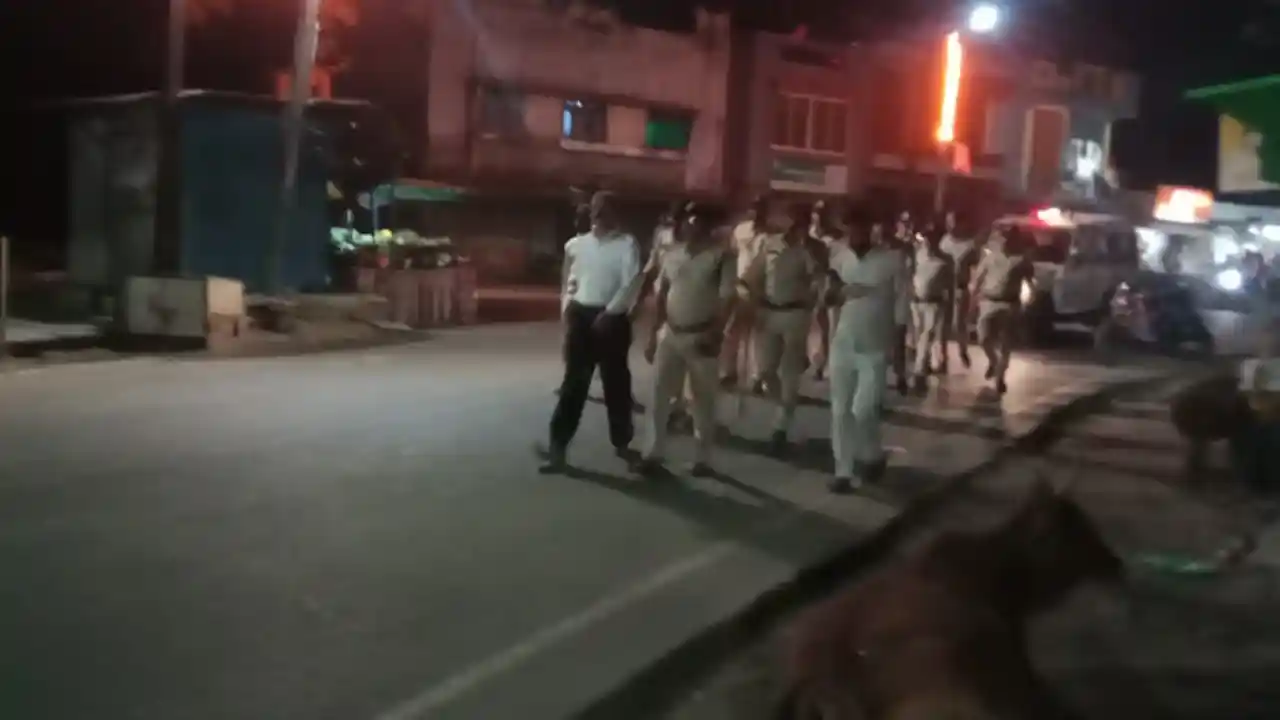 आचार सहिंता धारा 144 लगने पर सूरक्षा की दृष्टि से सिंगोली नगर में निकला फ्लैग मार्च
