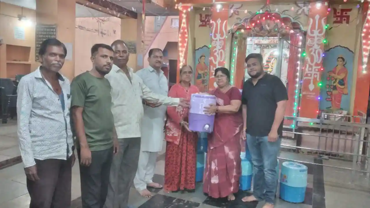 प्रतापगढ़ श्री आई जी माता मंदिर में भेट किए पानी के कैम्पर