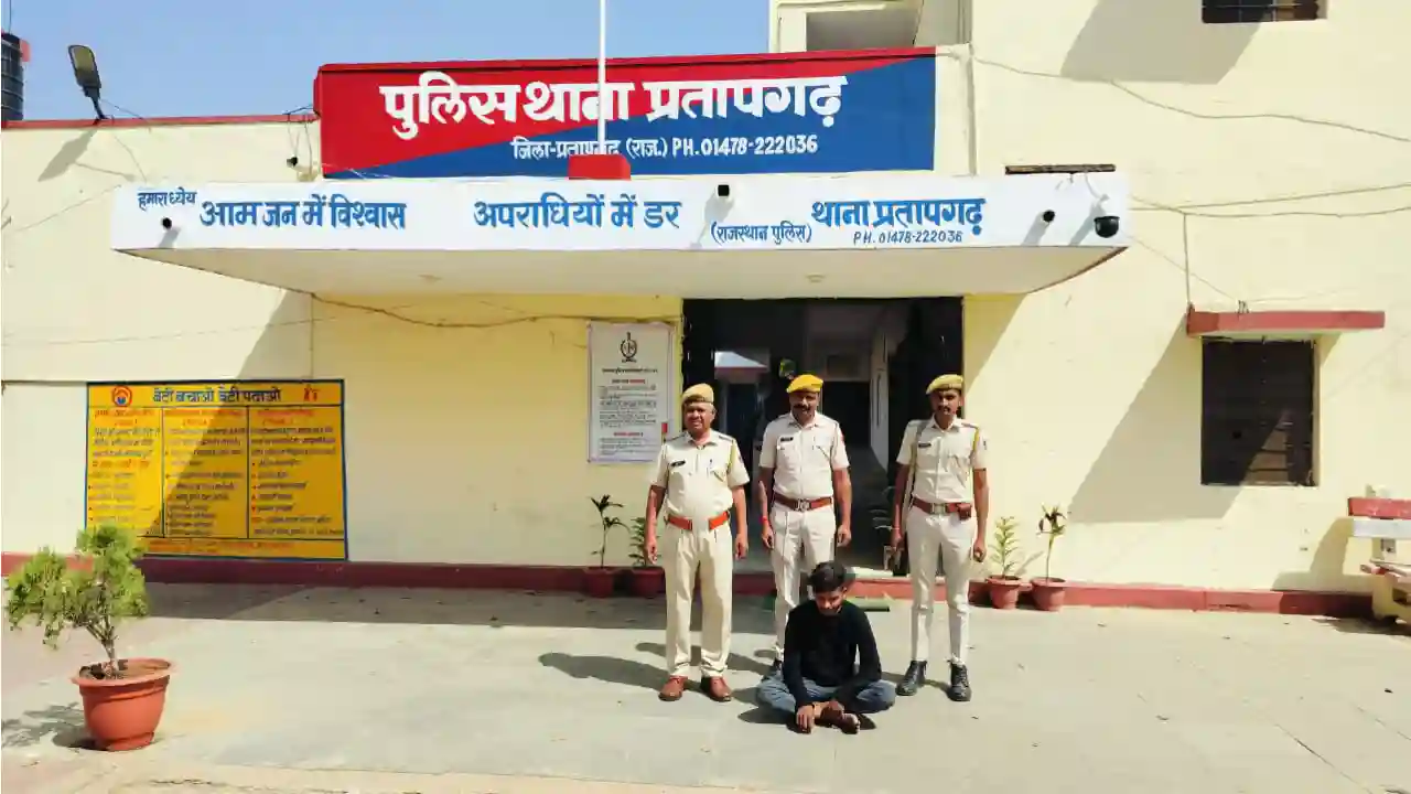 कब्जे से बियर केन गुलाब देशी मदिरा प्रिंस देशी मदिरा जब्त की जाकर अभियुक्त को किया गिरफतार
