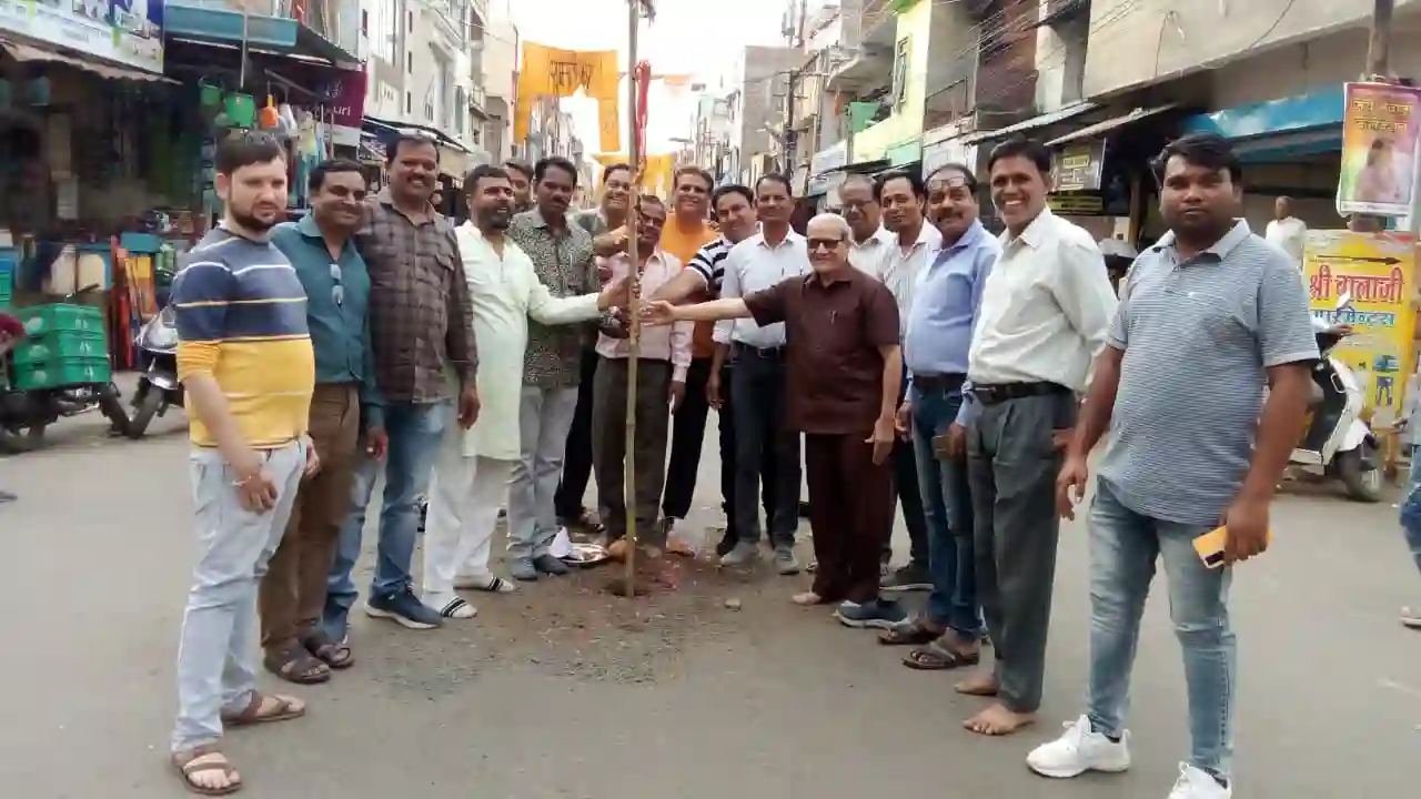 नया बाजार भोजू चौराहे पर होली का डांडा स्थापित हुआ।