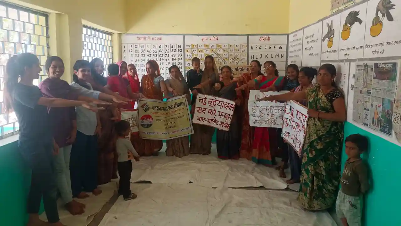तख्तियों के माध्‍यम से मतदाताओं को किया जा  रहा हैं जागरूक