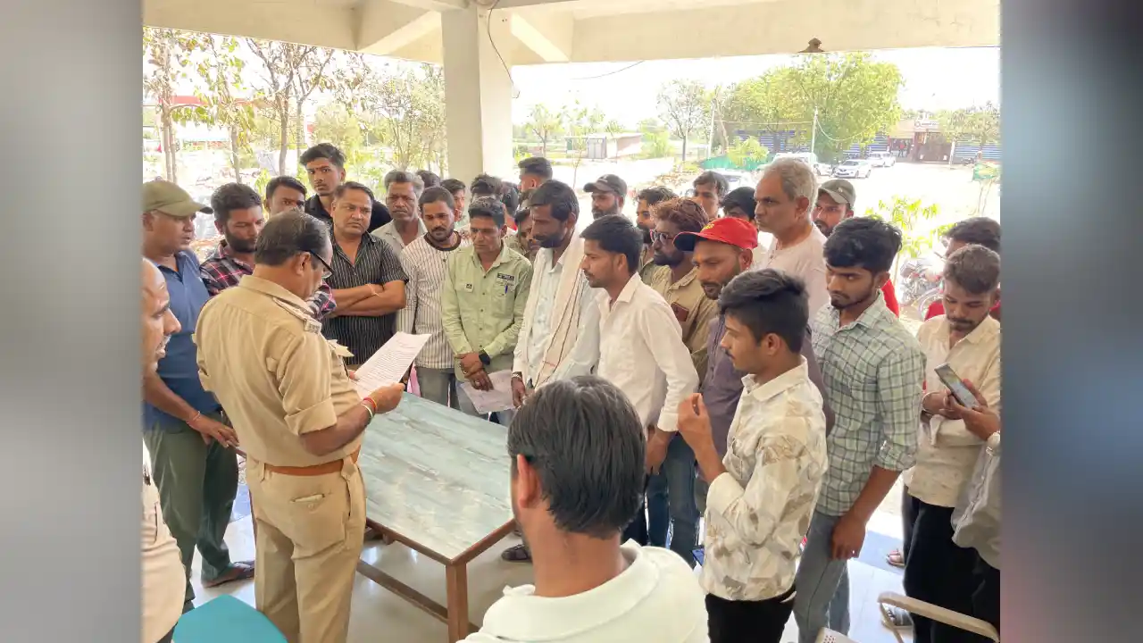 गो रक्षा दल सरवानिया महाराज ने सुखला 407 गाड़ी चालक के खिलाफ उचित कार्यवाही की मांग को लेकर थाना प्रभारी को सोंपा ज्ञापन