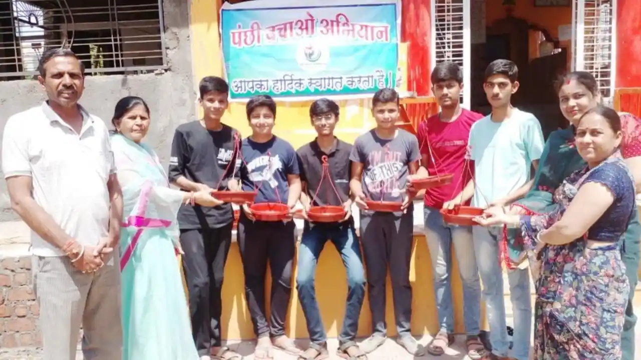 भीषण गर्मी में पक्षियों का जीवन बचाने के लिए फिर सक्रिय हुई टीम पंछी बचाओ अभियान