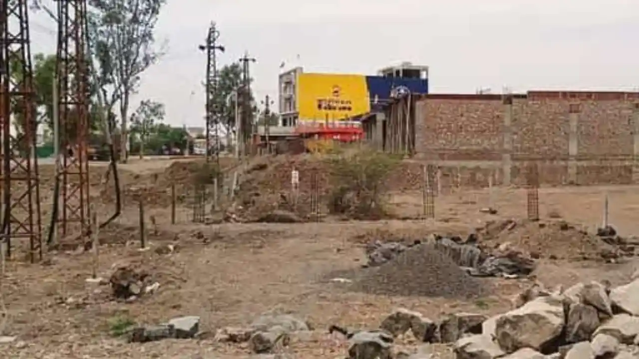 प्रतापगढ़ शहर के नेशनल हाईवे 56 चित्तौड़गढ़ रोड़ पर कुछ लोगों के द्वारा आवासीय भूमि पर व्यवसायिक गतिविधियां संचालित