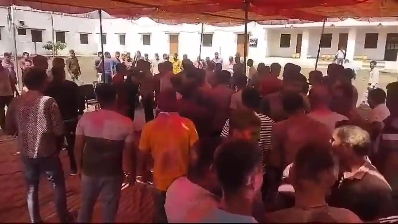 पुलिस अधिकारियों ने जवानों के साथ होली खेली एक दूसरे को रंग गुलाल लगाकर बधाइयां दी