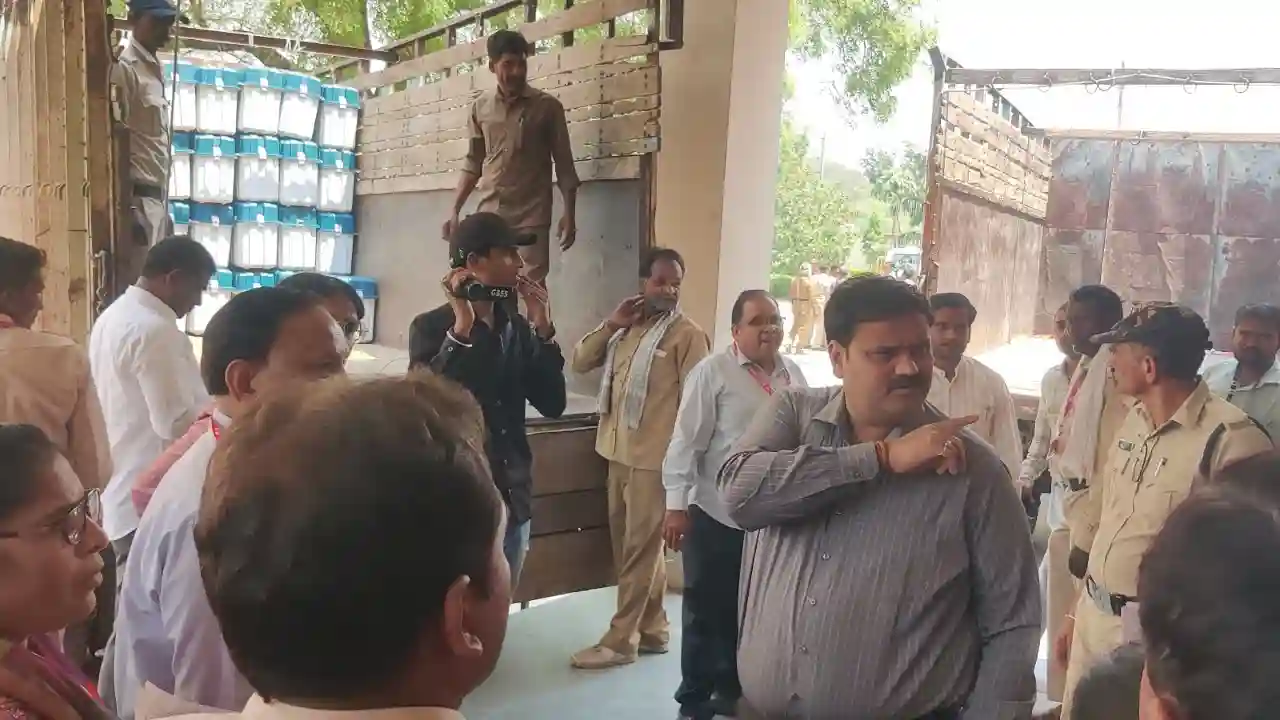 ईव्हीएम मशीनों को वितरण, स्थल वेयरहाउस से पीजी कॉलेज स्ट्रांग रूम में किया स्थानांतरित।