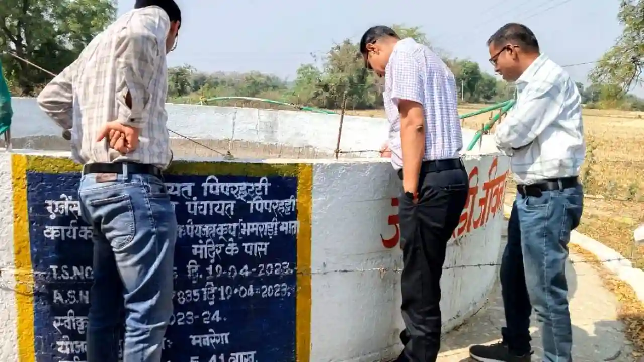 जिला पंचायत सीईओ श्री सोलंकी ने पेयजल कूप का किया निरीक्षण