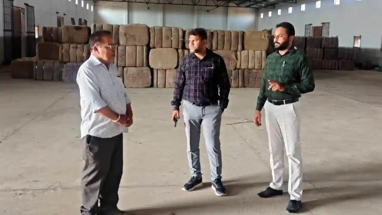 अपर कलेक्टर श्री चौहान ने की वेयर हाउसों की जांच