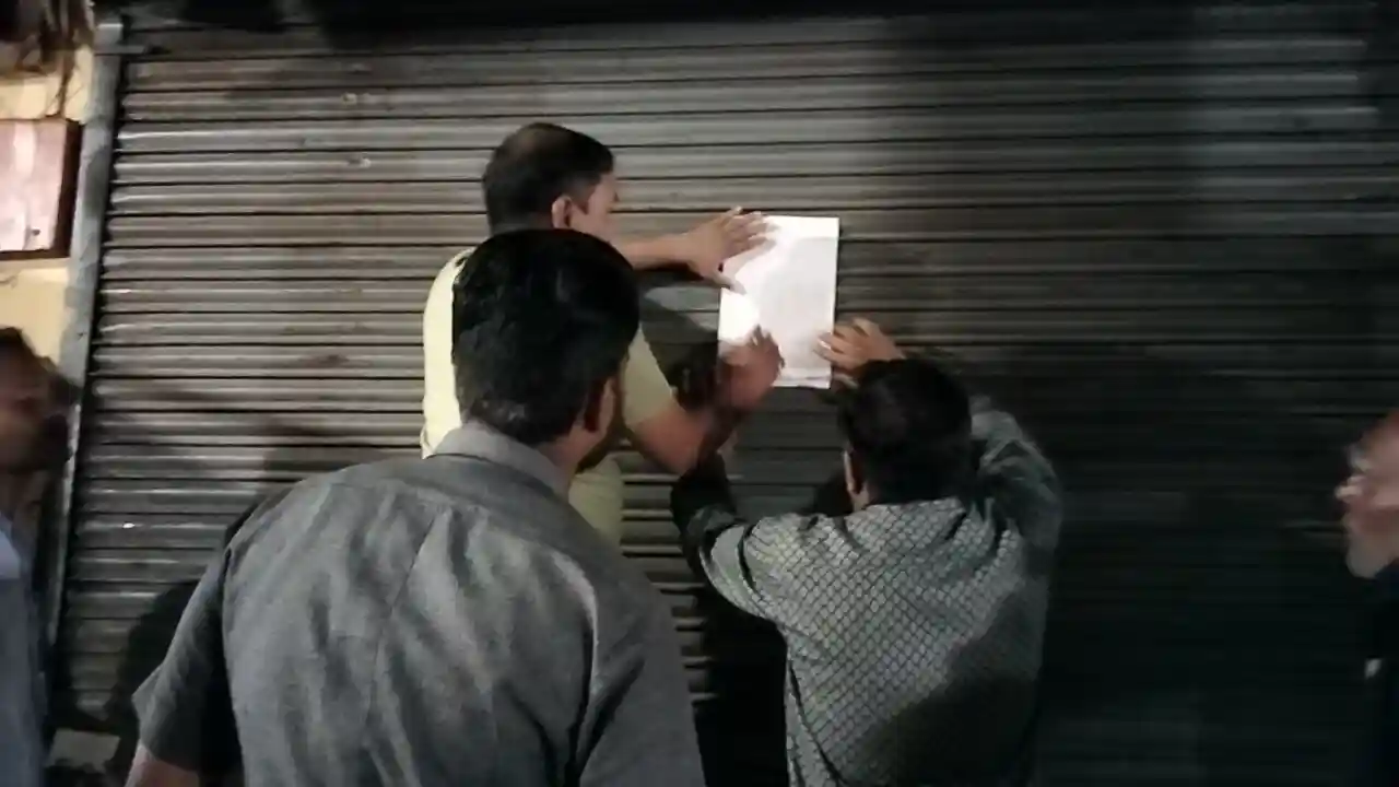 नगर परिषद निकाय की लिलाम की गई चाय की दुकान पर अवैध शराब बिक्री करते अधिकारी ने की कार्रवाई।