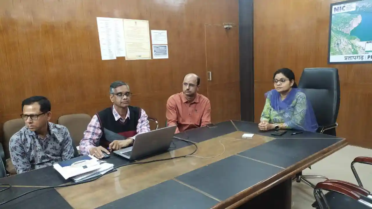 प्रतापगढ़ मतदान दलों  के कार्मिकों का प्रथम रैंडमाइज़ेशन संपन्न
