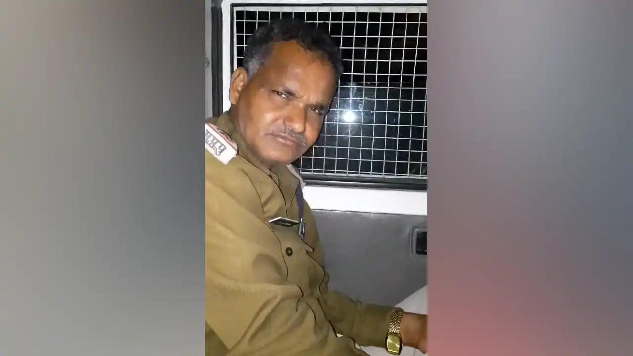 गोवंश की तस्करी को संरक्षण देते है एएसआई कारूलाल प्रजापति का एक वीडियो सोशल मीडिया में वायरल हो रहा है