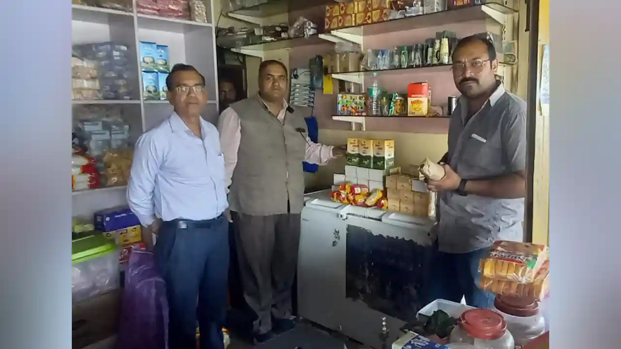 प्रतापगढ़ अवधि पार घी कोल्ड्रिंक्स व मसाले कराए नष्ट