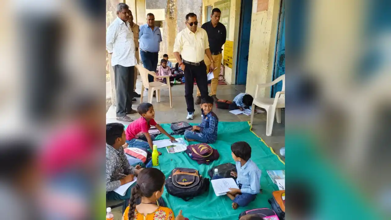 प्रतापगढ़ सीएमएचओ डाॅ जीवराज ने स्कूल में बच्चों की थाली में भोजन की चेक किया गुणवत्ता