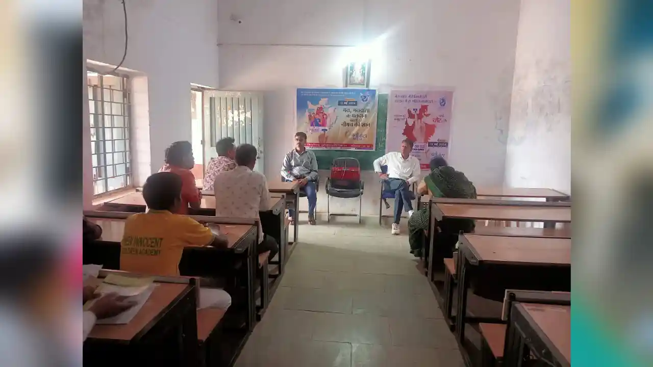 सरवानिया महाराज शा.उ.मा.विद्यालय में छात्र-छात्राओं ने मानव श्रृंखला बनाकर मतदान के लिए किया जागरूक