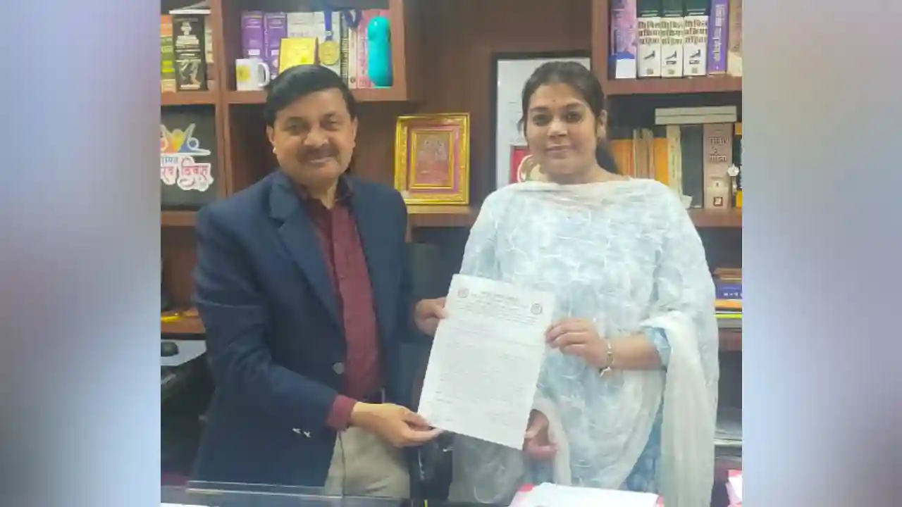 जिला चिकित्सालय में रंगाई पुताई, बेटी बचाओ बेटी पढ़ाओ जैसे स्लोगन व लाइटिंग को लेकर दिया आराध्या ने ज्ञापन