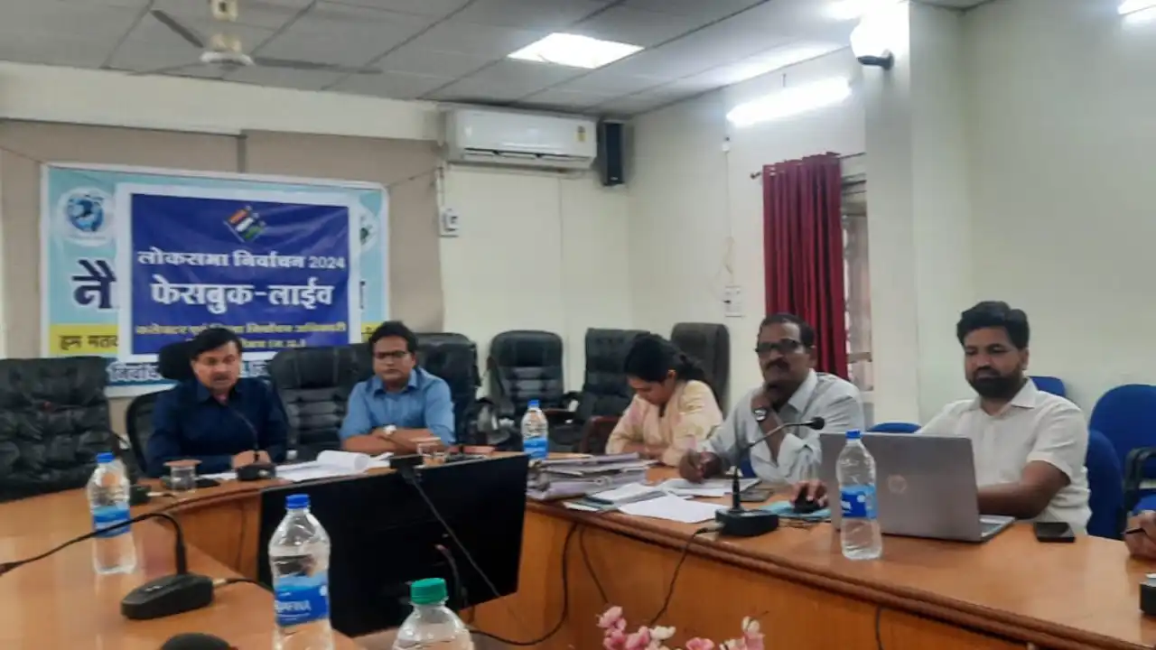 कलेक्‍टर श्री दिनेश जैन ने फेसबुक लाईव के जरिये मतदाताओं से किया संवाद