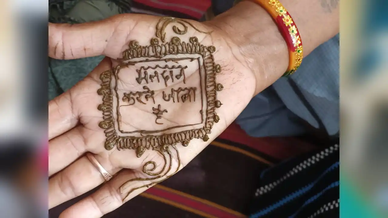 महिलाओं द्वारा मतदाता जागरूकता के लिए मेंहदी प्रतियोगि‍ता का सम्‍पन्‍न