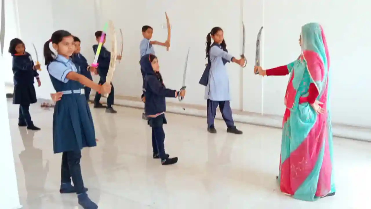 प्रतापगढ़ वंडर पब्लिक स्कूल में छात्र छात्राओं को प्रधानाचार्य स्मिता ठाकुर के निर्देशन मे तलवार बाजी का प्रशिक्षण दिया गया
