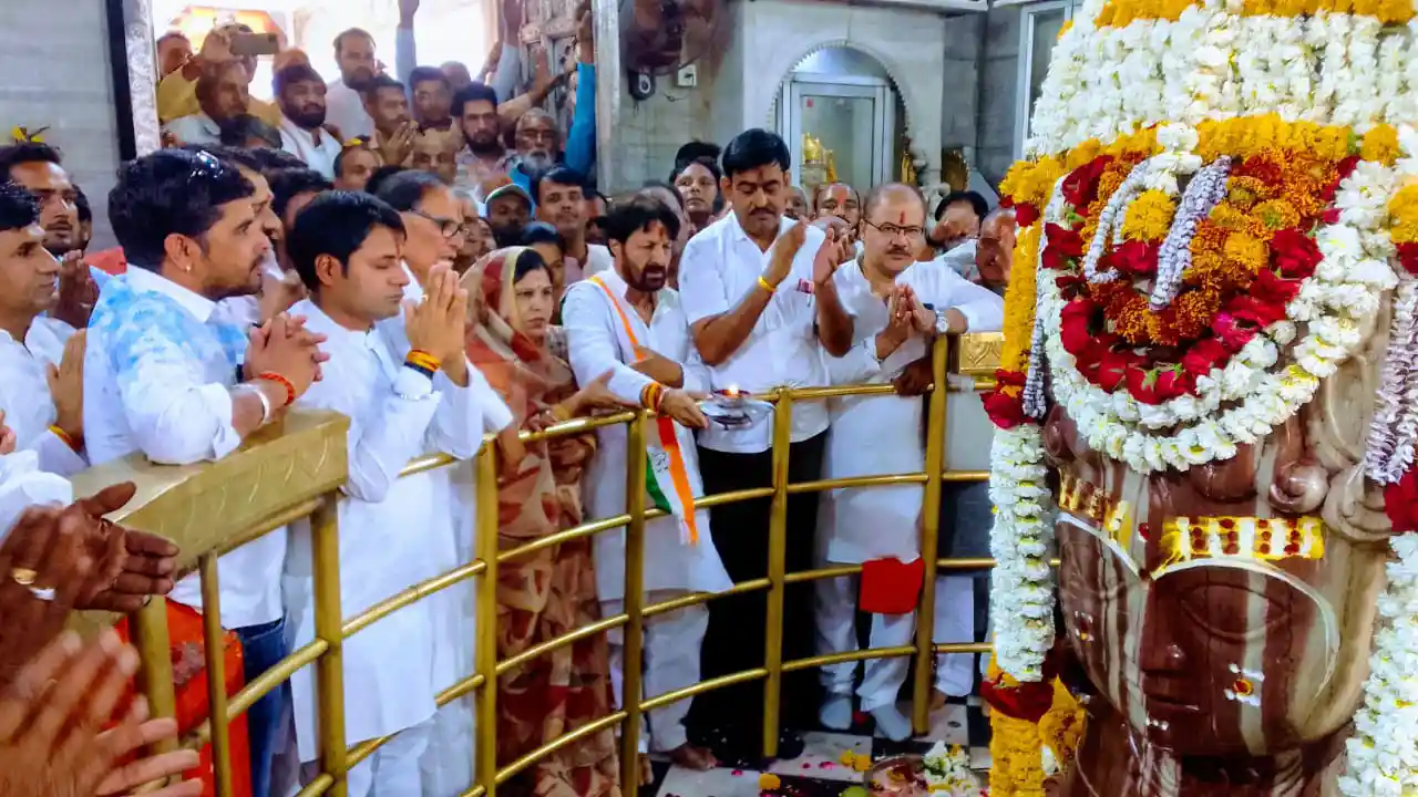 कांग्रेस के लोकसभा प्रत्याशी श्री दिलीपसिंह गुर्जर का मंदसौर आगमन हुआ, बाबा पशुपतिनाथ जी के किये दर्शन