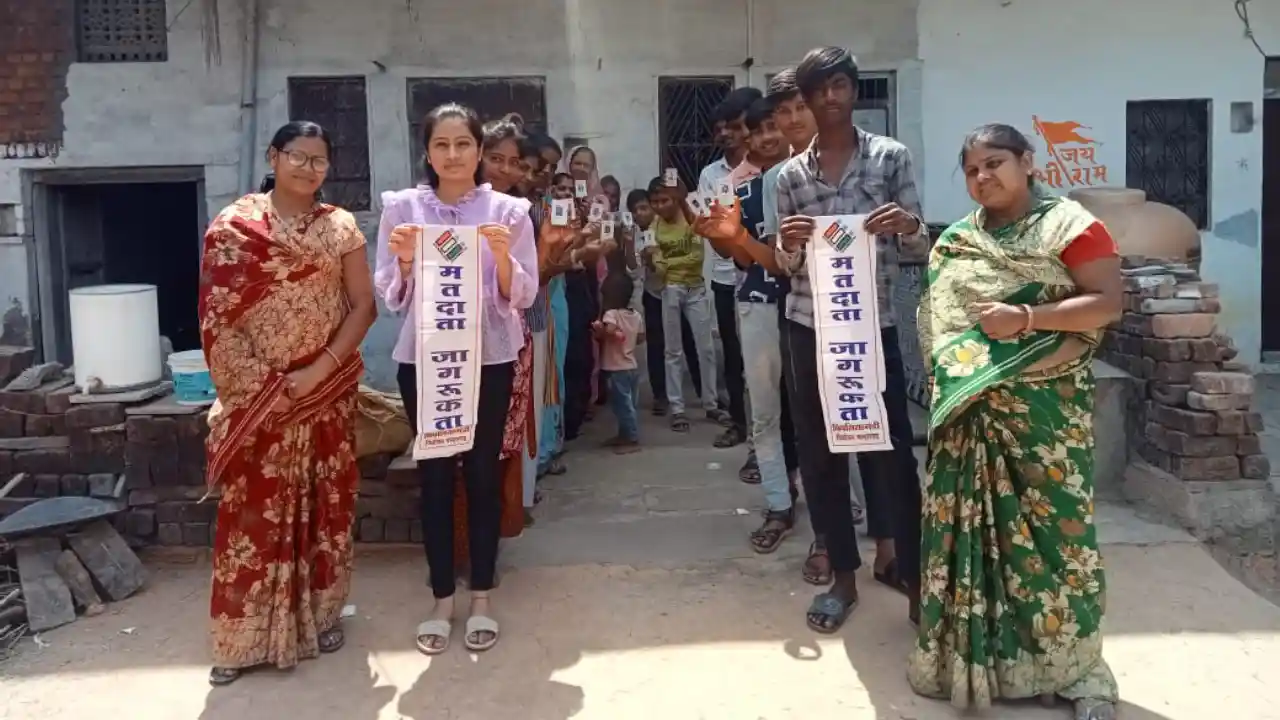 एपिक कार्ड के साथ सेल्‍फी लेकर मतदाताओं को मतदान के लिए जागरूक कर रहे