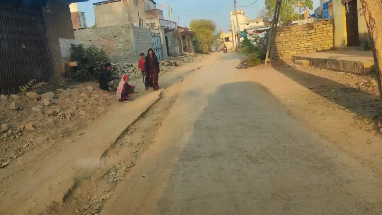 उपरेड़ा में सीसी सड़क को निर्माण कंपनी ने खोदा, पाईप डाले फिर खुला छोड़ दिया।