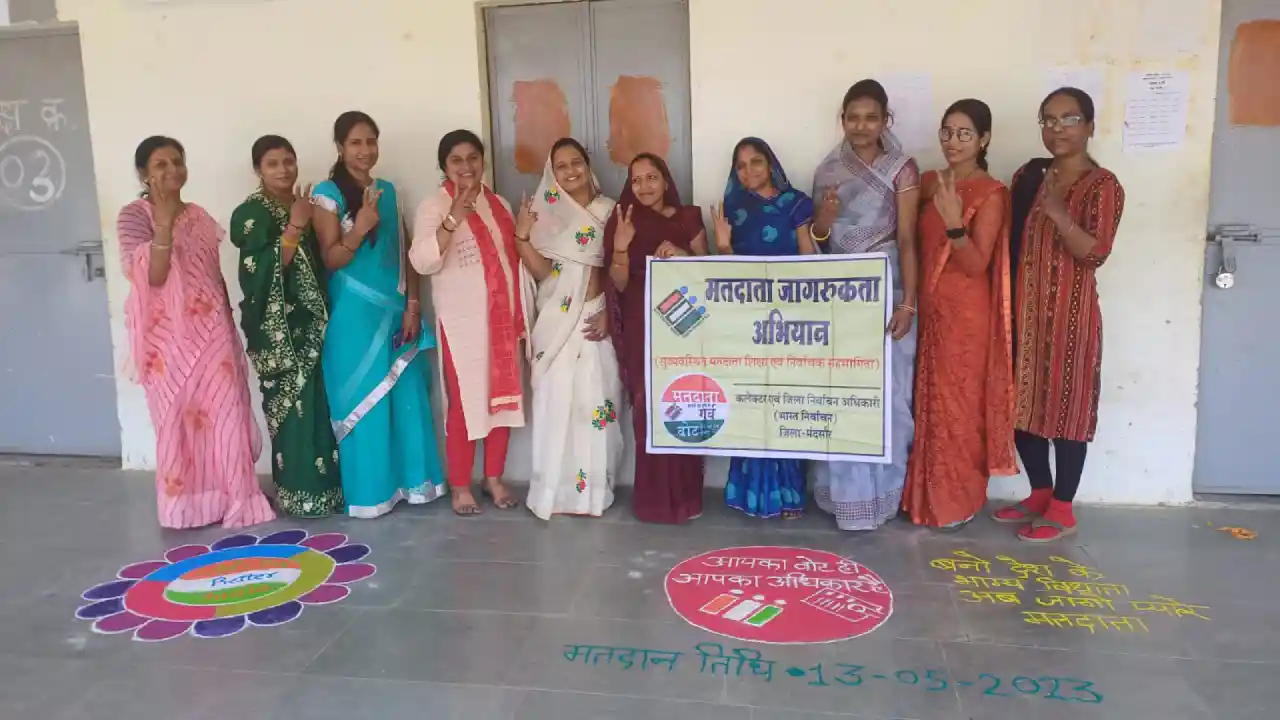 मेहंदी प्रतियोगिता के माध्यम से किया जा रहा मतदाताओं को जागरूक