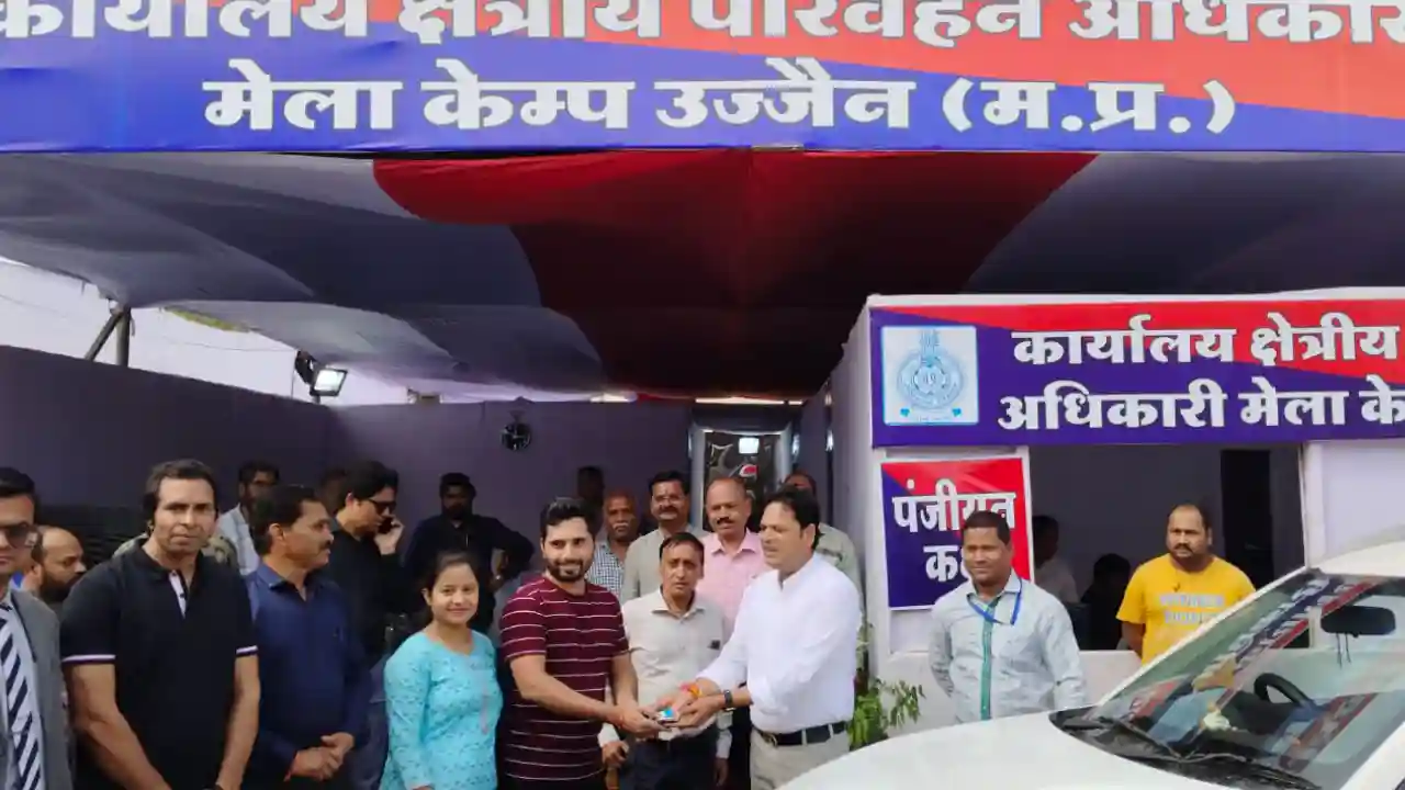 विक्रम व्यापार मेला उज्जैन की पहली गाड़ी रोड टैक्स में 50%छूट के साथ वाहन स्वामी को सुपुर्दगी में दी गई