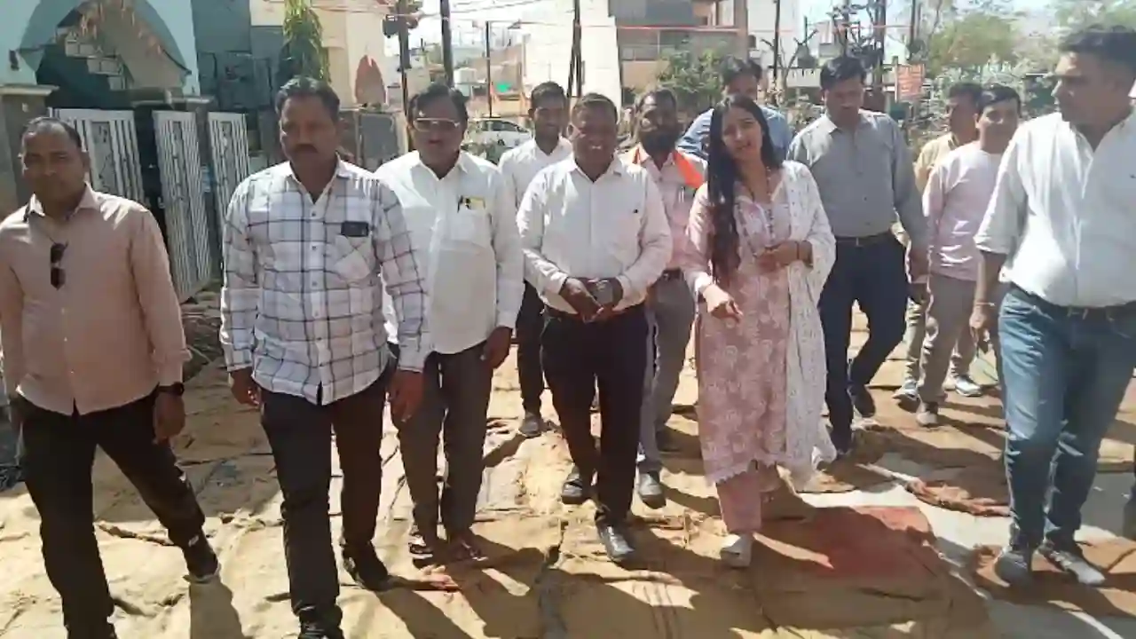 नगरपालिका अध्यक्ष ने किया क्राउन सिटी में निर्माण धिन सड़क का निरीक्षण