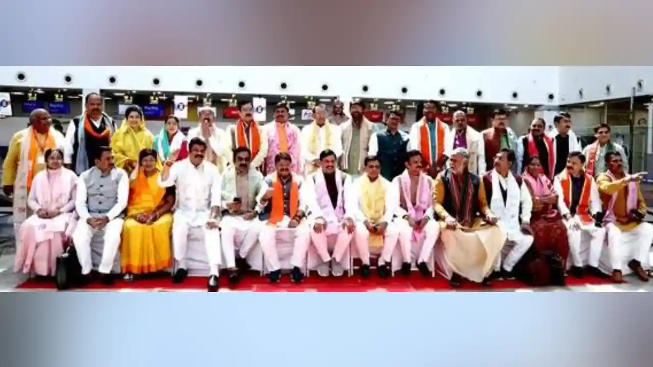 मुख्यमंत्री डॉ. यादव मंत्रि-परिषद के सदस्यों सहित विमान से अयोध्या धाम रवाना,