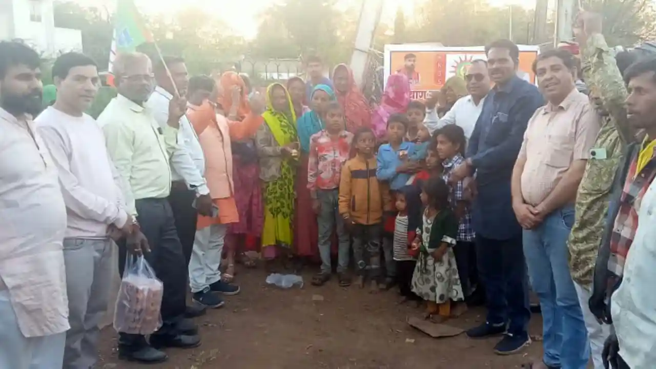 कल्याण कमलमय समर्थक समिति ने झुग्गी वासियों के बीच मनाया पूर्व मुख्यमंत्री का जन्मदिन