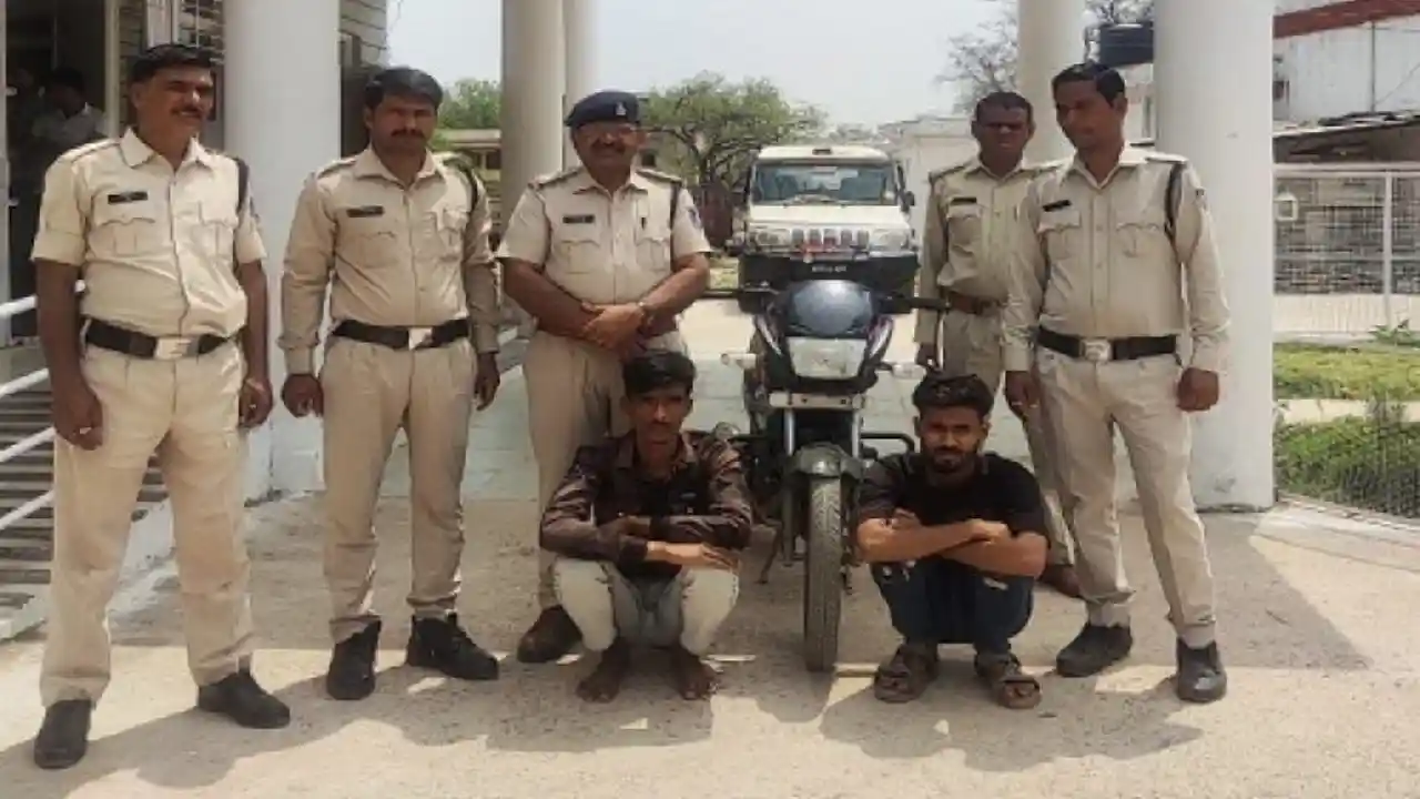 बाइक पर मादक पदार्थ की तस्करी, सुचना पर रतनगढ़ पुलिस ने पकड़ा, बड़ी मात्रा में अफीम जप्त, दो आरोपी गिरफ्तार