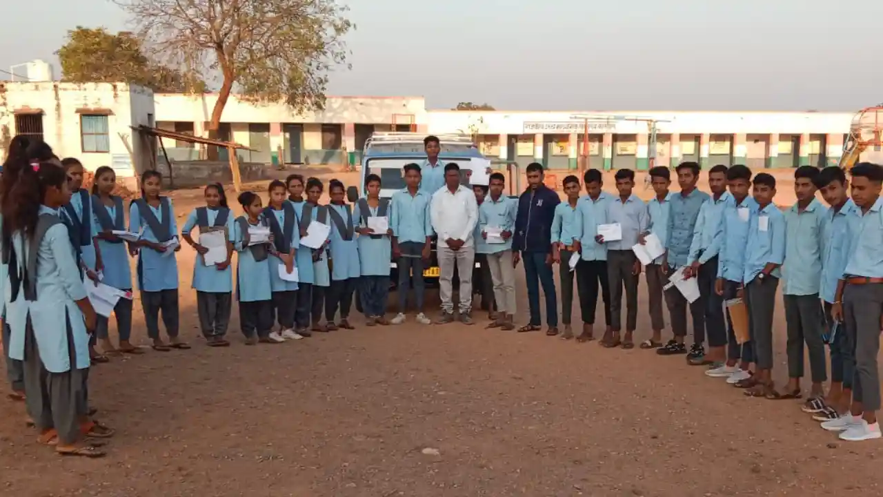 बोर्ड परीक्षा केंद्र 10 किलोमीटर दूर 50 से ज्यादा बालक बालिकाओ के लिए सरपंच बलवीर मीणा का सराहनीय पहल