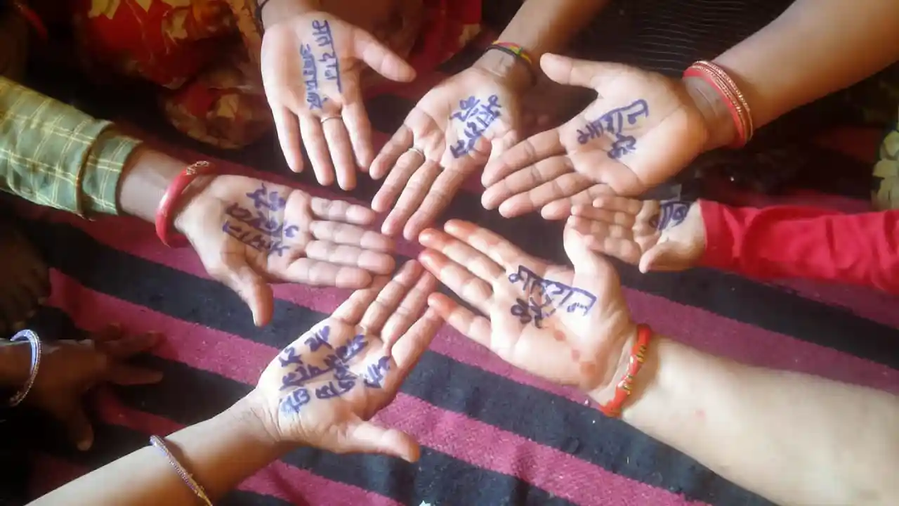 मेहंदी प्रतियोगिता के माध्यम से किया जा रहा मतदाताओं को जागरूक