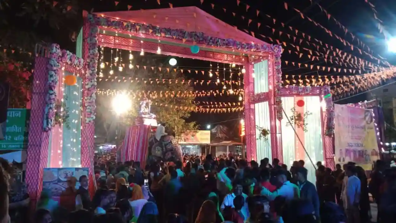 महाशिवरात्रि पर निकली लाव लश्कर के साथ शिव जी बारात शिवजी पार्वतीजी को साथ ले नगर भ्रमण को भक्तों का हाल जानने पहुचे उमड़ा जन सैलाब