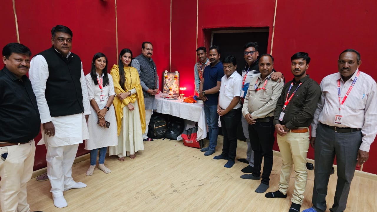 जिला प्रेस क्लब के शपथ ग्रहण समारोह में पत्रकारों की सुरक्षा को दिया महत्व किया हेलमेट वितरण