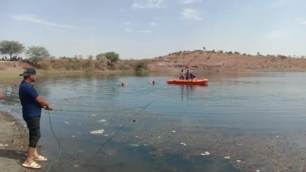 प्रतापगढ़ नागरिक सुरक्षा की रेस्क्यू ऑपरेशन टीम द्वारा तालाब में नहाते समय डूब जाने पर बचाव दल रेस्क्यू ऑपरेशन किया गया।
