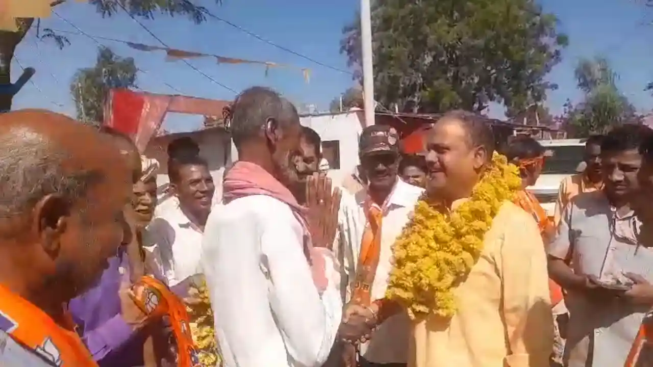प्रतापगढ़ वार्ड नंबर 3 कच्ची बस्ती में भाजपा नेता पारस झंझोट के नेतृत्व में राजस्व मंत्री हेमंत मीणा का स्वागत किया गया