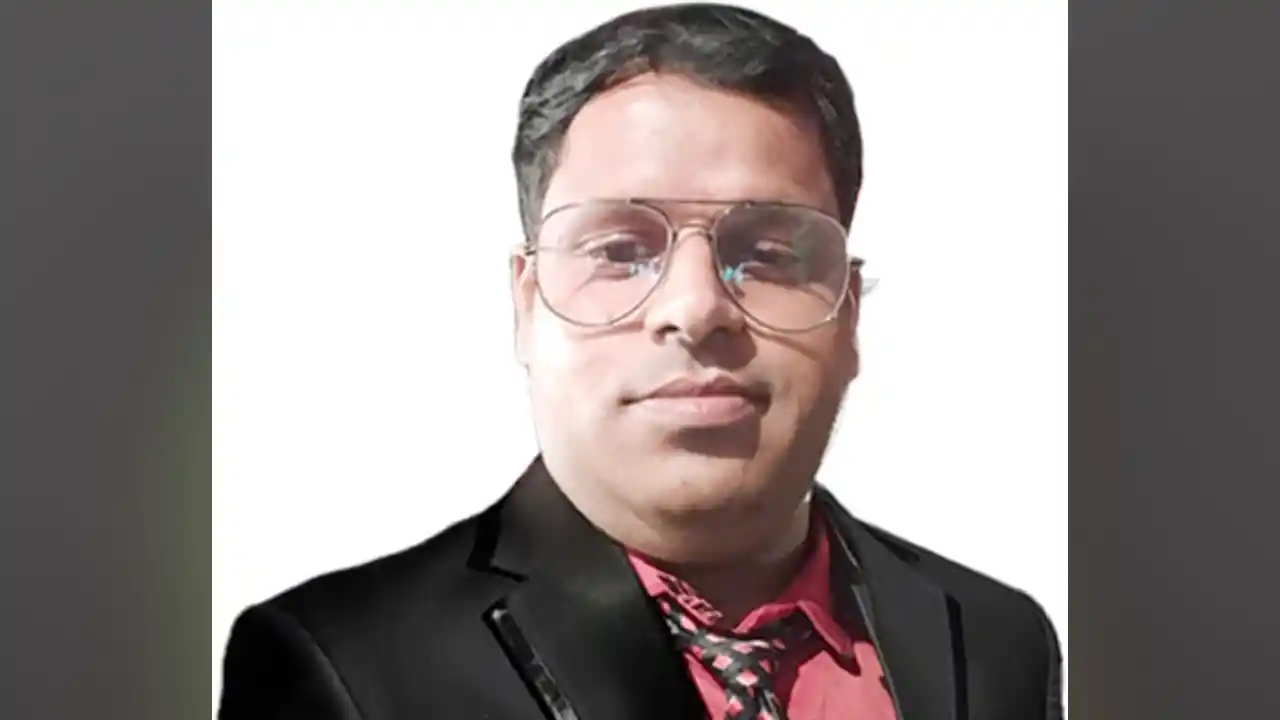 युवा उभरते कवि गिरीराज गंभीर ने कविता में मतदाताओं से की मतदान करने की अपील