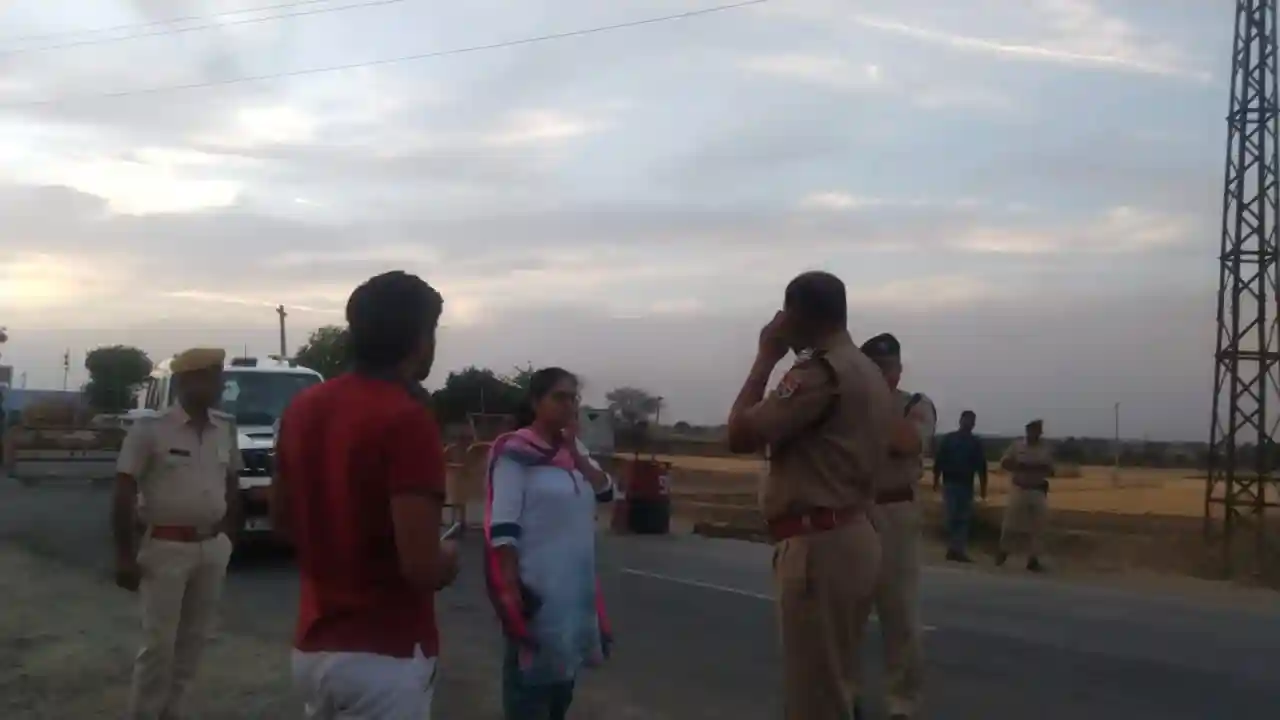 प्रतापगढ़ जिला निर्वाचन अधिकारी और एसपी ने की इंटरस्टेट नाकाबंदी की चेकिंग
