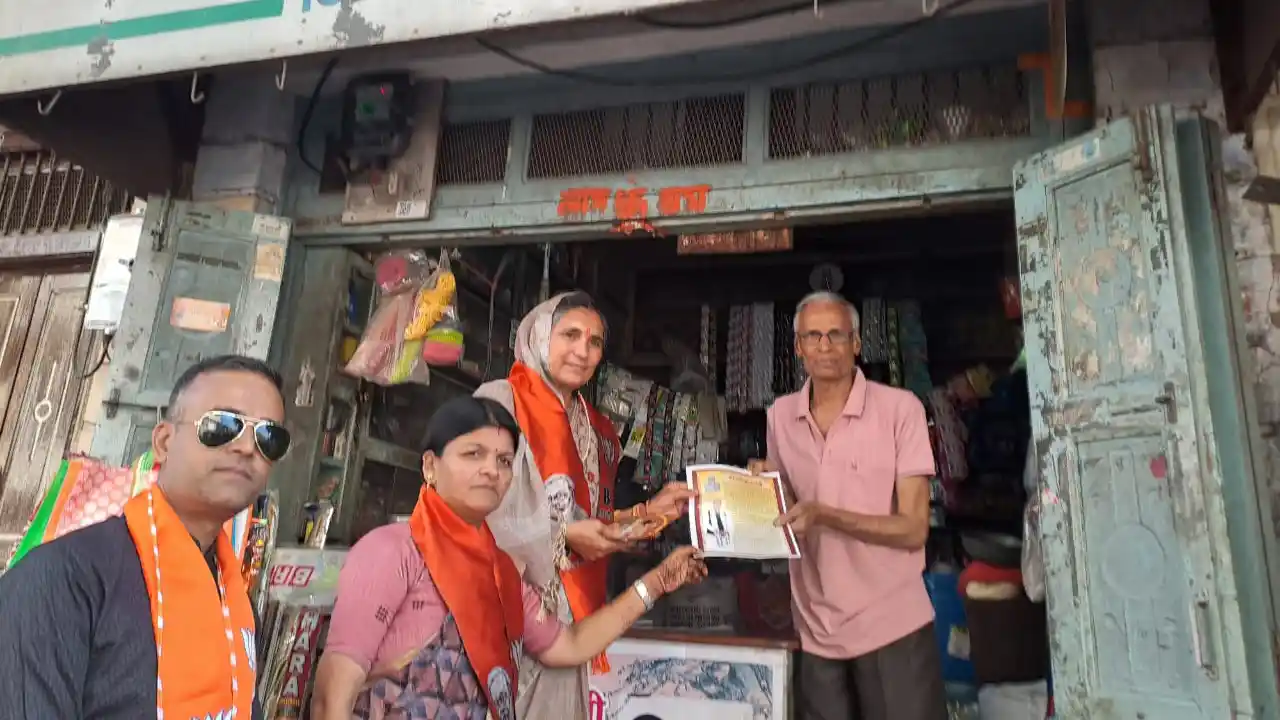नपाध्यक्ष श्रीमती गुर्जर ने श्री गुप्ता के पक्ष में जनसंपर्क किया