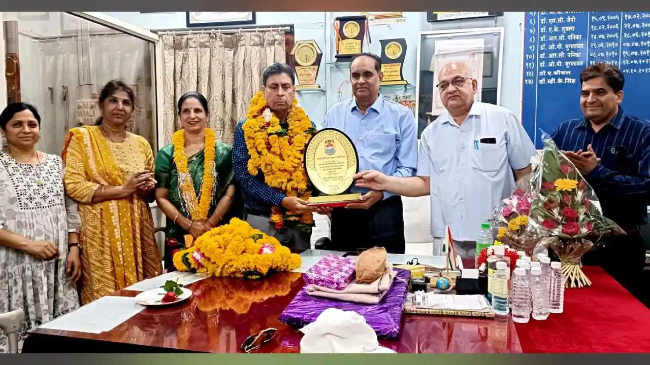 दंत रोग विशेषज्ञ डॉ. रेवारी हुए सेवानिवृत्त