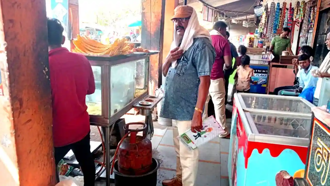 खाद्य विभाग की टीम ने रेस्टोरेंट से किए घरेलू गैस सिलेण्डर जप्त