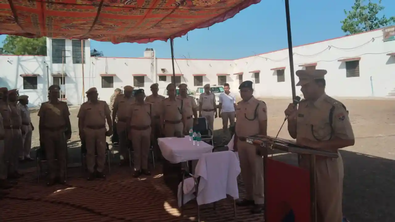 प्रतापगढ़ राजस्थान पुलिस स्थापना दिवस पर रिजर्व पुलिस लाईन में किया सम्पर्क सभा का आयोजन मतदान केन्द्र का किया निरीक्षण
