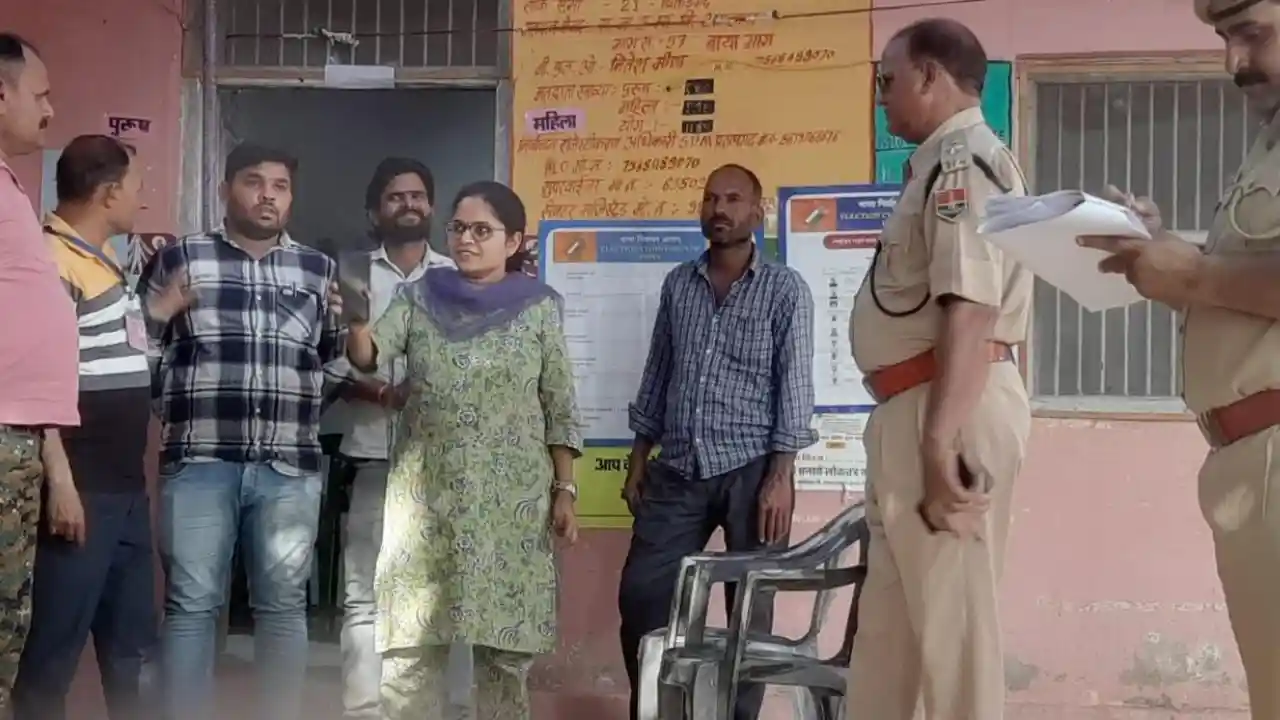 जिला कलक्टर डॉ. अंजलि राजोरिया और जिला पुलिस अधीक्षक लक्ष्मणदास ने अमलावद और प्रतापगढ़ में मतदान केंद्रों का निरीक्षण किया