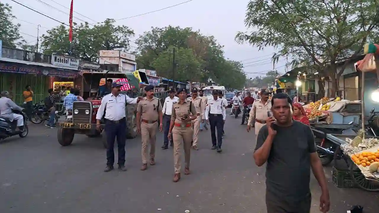 ट्रैफिक पुलिस प्रभारी ने मुख्य मार्गो से हटाया अतिक्रमण