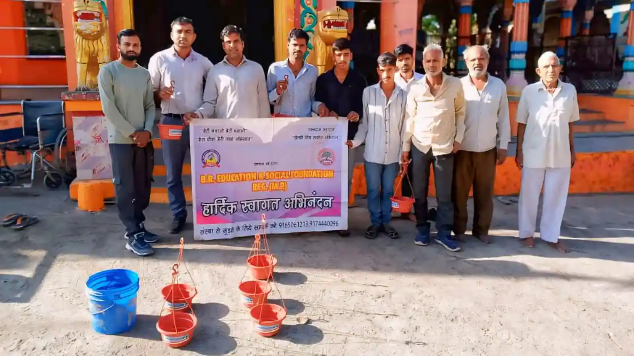 बेजुबान पशु पक्षियों के लिए लगाए गए परिंडे। आम लोगों में किए वितरीत।