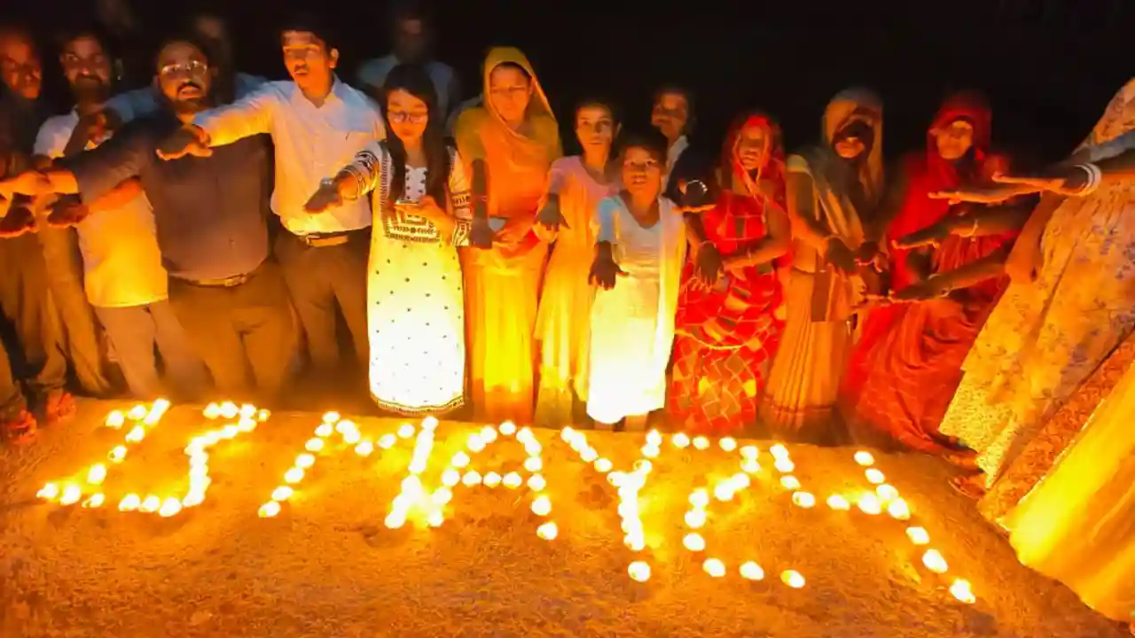 चंबल नदी के घाट पर दीप प्रज्जवलित एवं आकाशदीप छोड़कर मतदाताओं को मतदान हेतु जागरूक किया