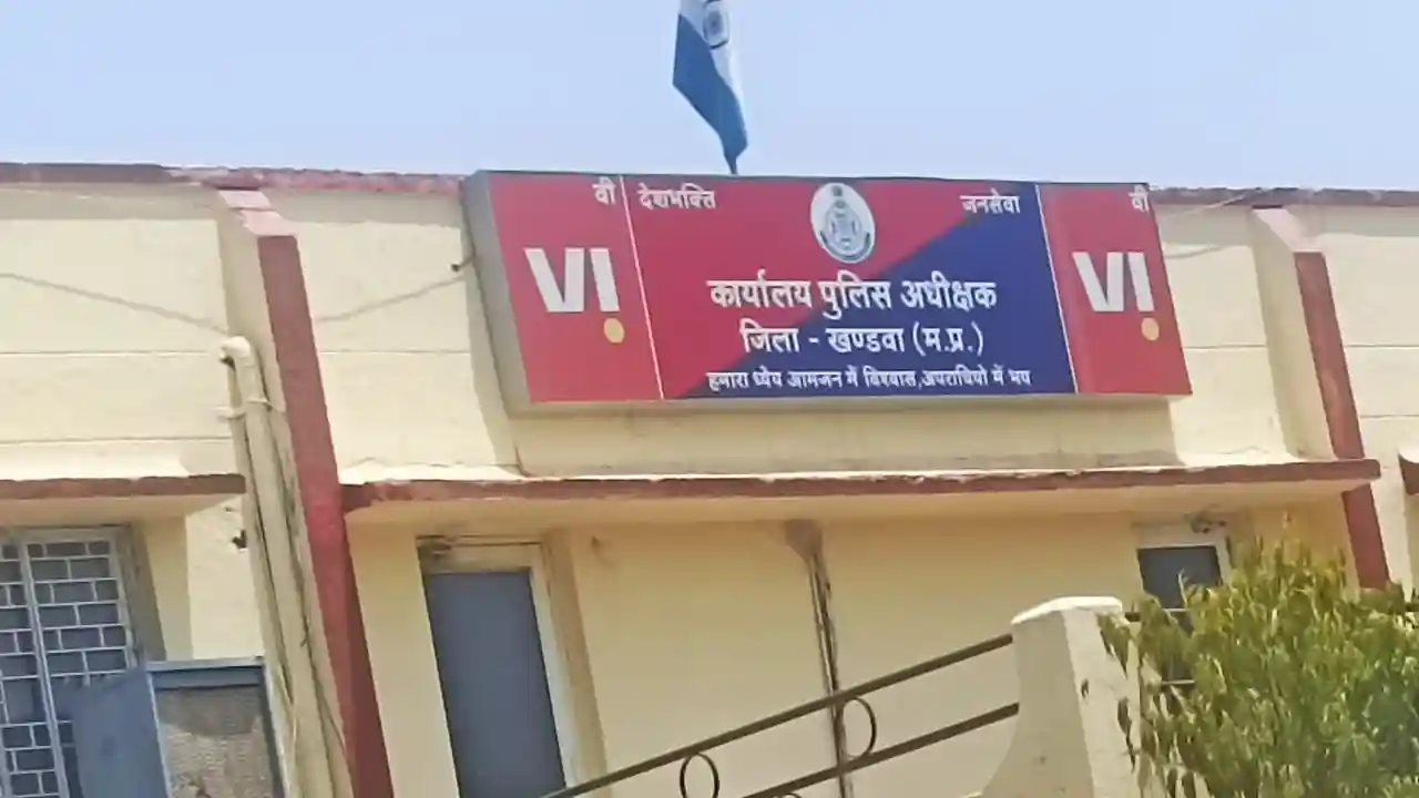 नीरज चौहान आत्महत्या मामले की जांच करने के लिए खंडवा पुलिस अधीक्षक मनोज राय ने एसडीओ पी पुनासा रविंद्र बोयट को दिया निर्देश।